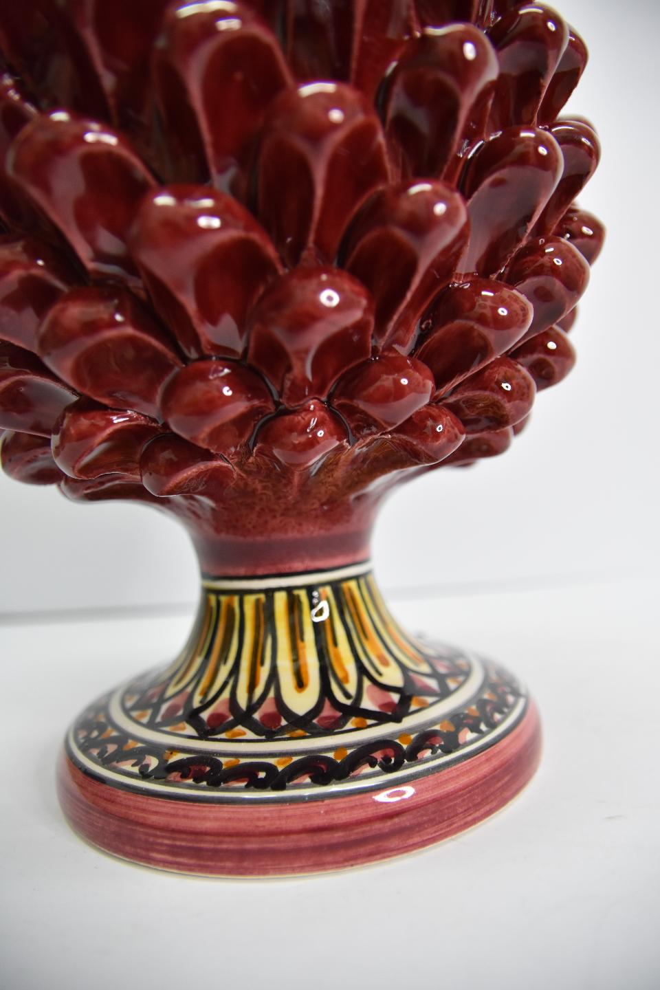 Pigna siciliana in ceramica bordeaux con piede decorato Produzione artigianale di Caltagirone  h.30 cm