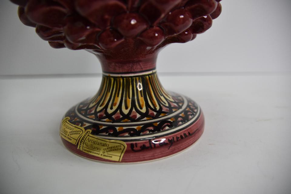 Pigna siciliana in ceramica bordeaux con piede decorato Produzione artigianale di Caltagirone  h.30 cm