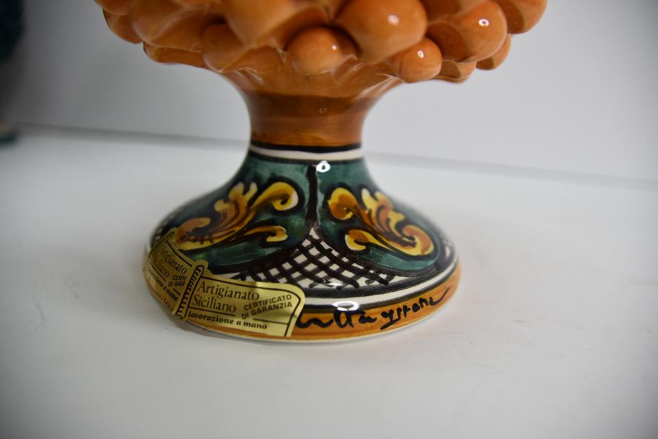 Pigna siciliana in ceramica arancione con piede decorato Produzione artigianale di Caltagirone  h.25 cm