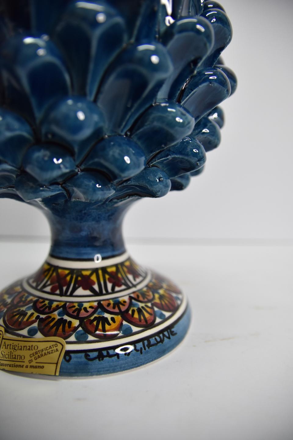 Pigna siciliana in ceramica blu antico h.25  Produzione artigianale di Caltagirone  con piede decorato