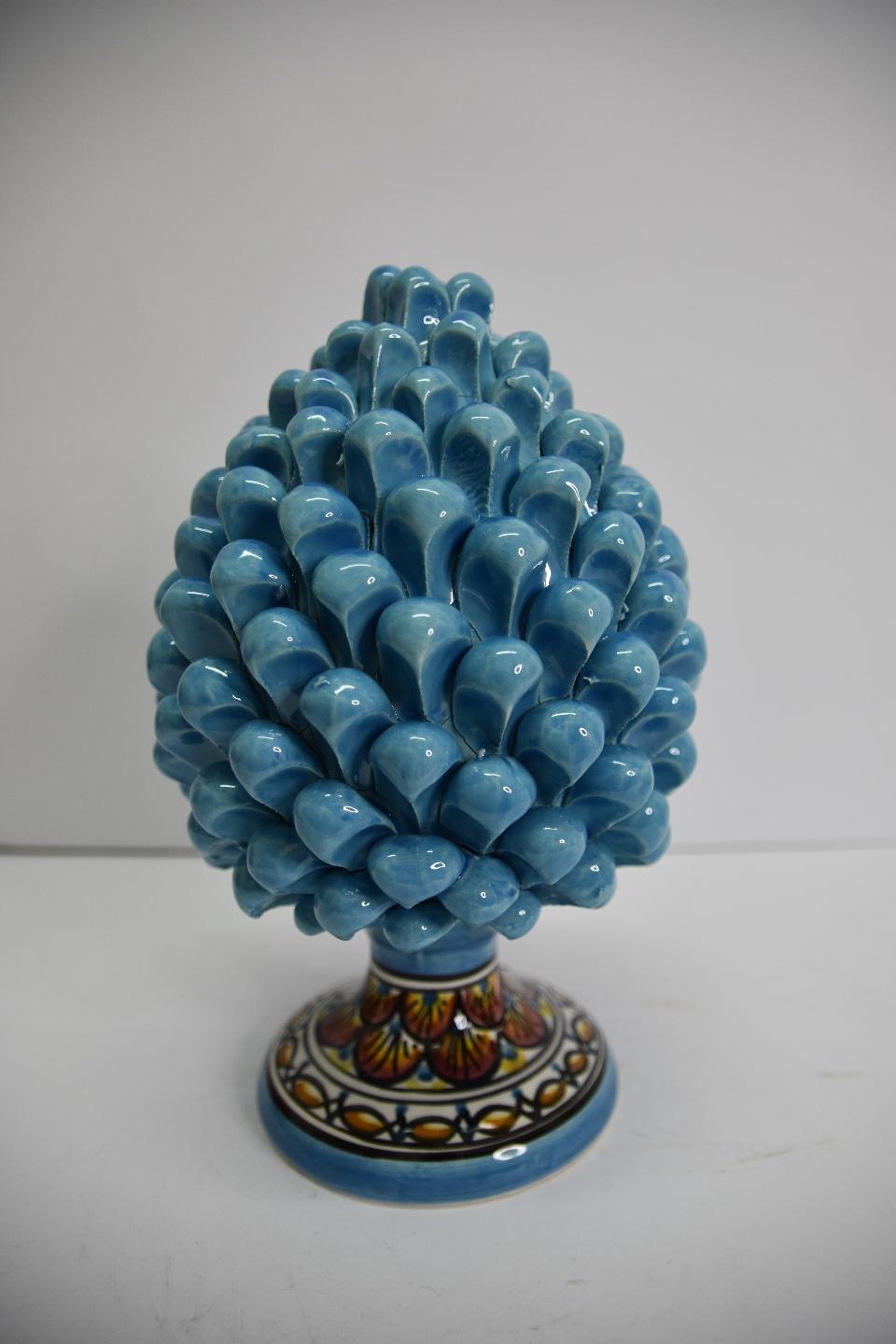 Pigna siciliana in ceramica celeste h.25 cm Produzione artigianale di Caltagirone  con piede decorato