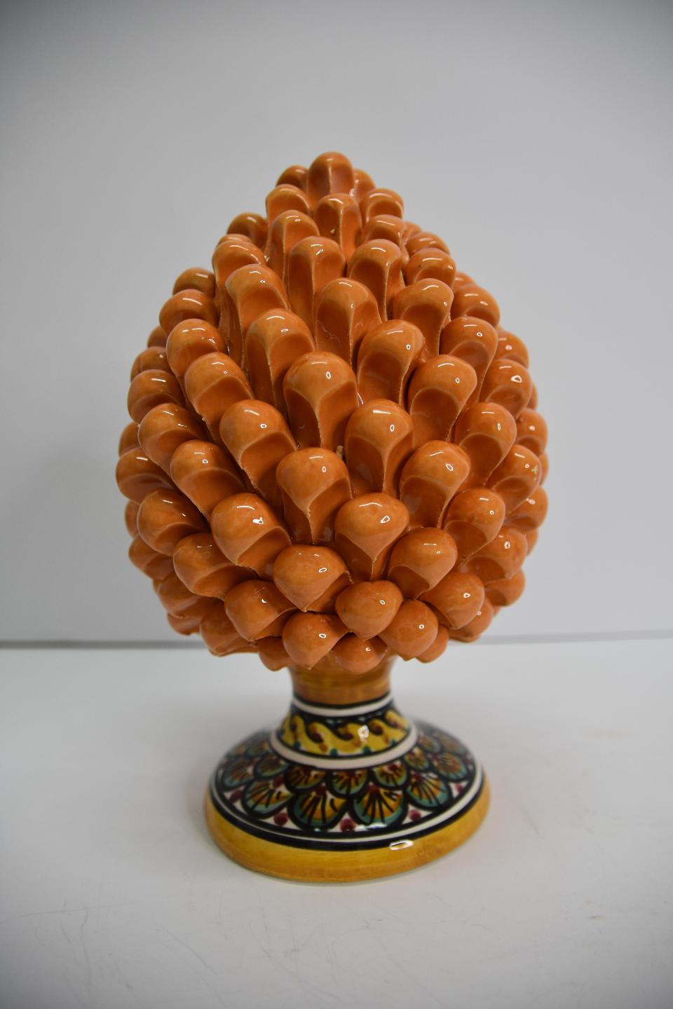 Pigna siciliana in ceramica colore arancione h.25 cm Produzione artigianale di Caltagirone  con piede decorato