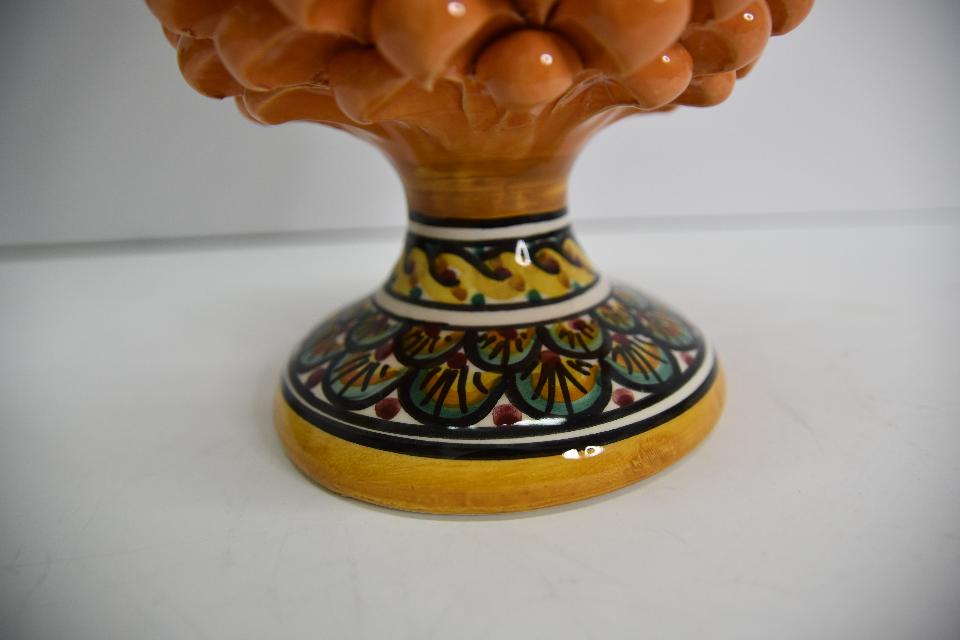 Pigna siciliana in ceramica colore arancione h.25 cm Produzione artigianale di Caltagirone  con piede decorato