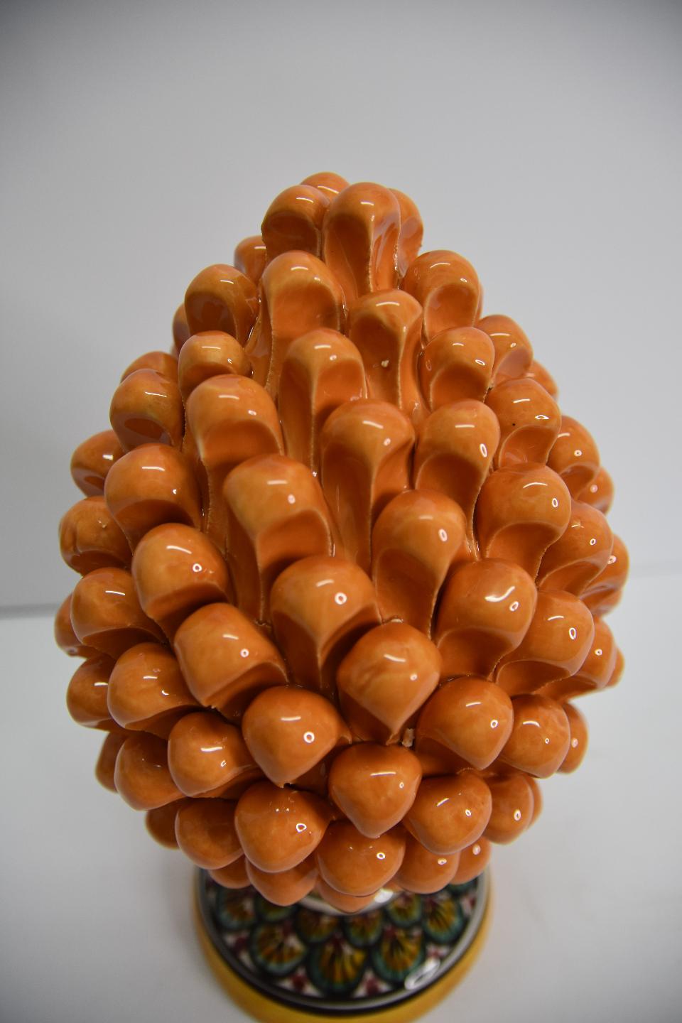 Pigna siciliana in ceramica colore arancione h.25 cm Produzione artigianale di Caltagirone  con piede decorato