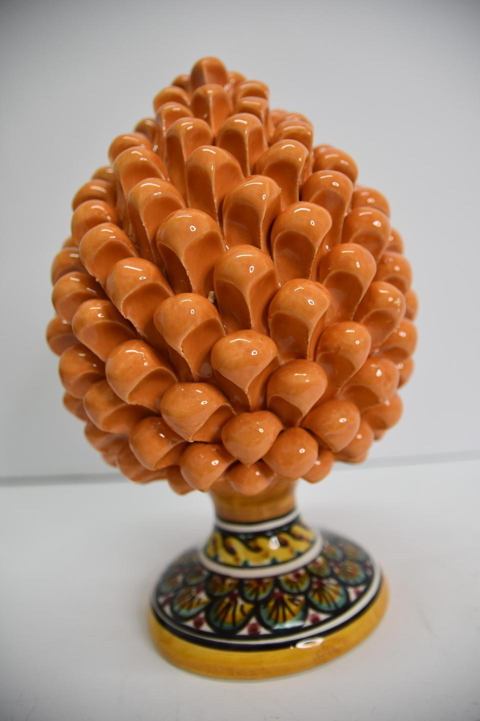 Pigna siciliana in ceramica colore arancione h.25 cm Produzione artigianale di Caltagirone  con piede decorato