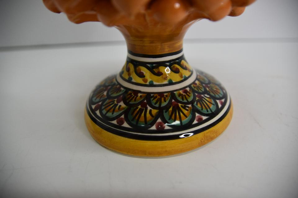 Pigna siciliana in ceramica colore arancione h.25 cm Produzione artigianale di Caltagirone  con piede decorato