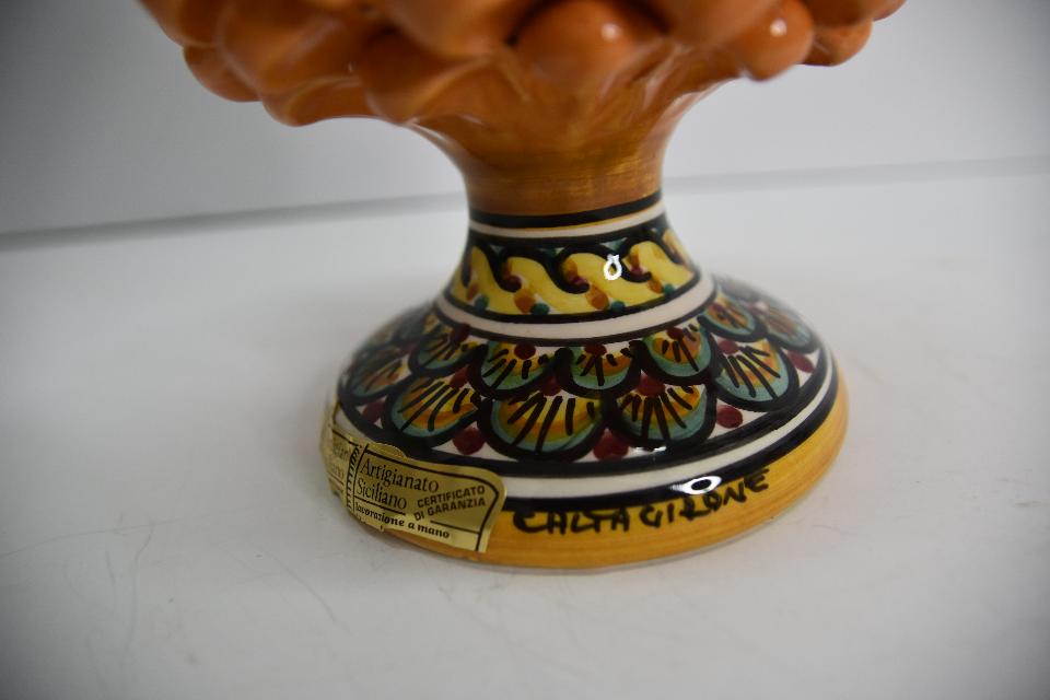 Pigna siciliana in ceramica colore arancione h.25 cm Produzione artigianale di Caltagirone  con piede decorato