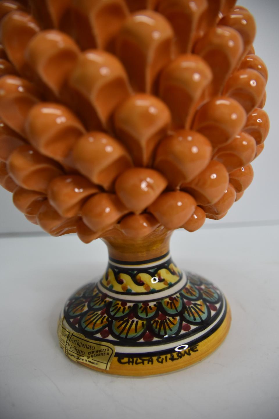 Pigna siciliana in ceramica colore arancione h.25 cm Produzione artigianale di Caltagirone  con piede decorato