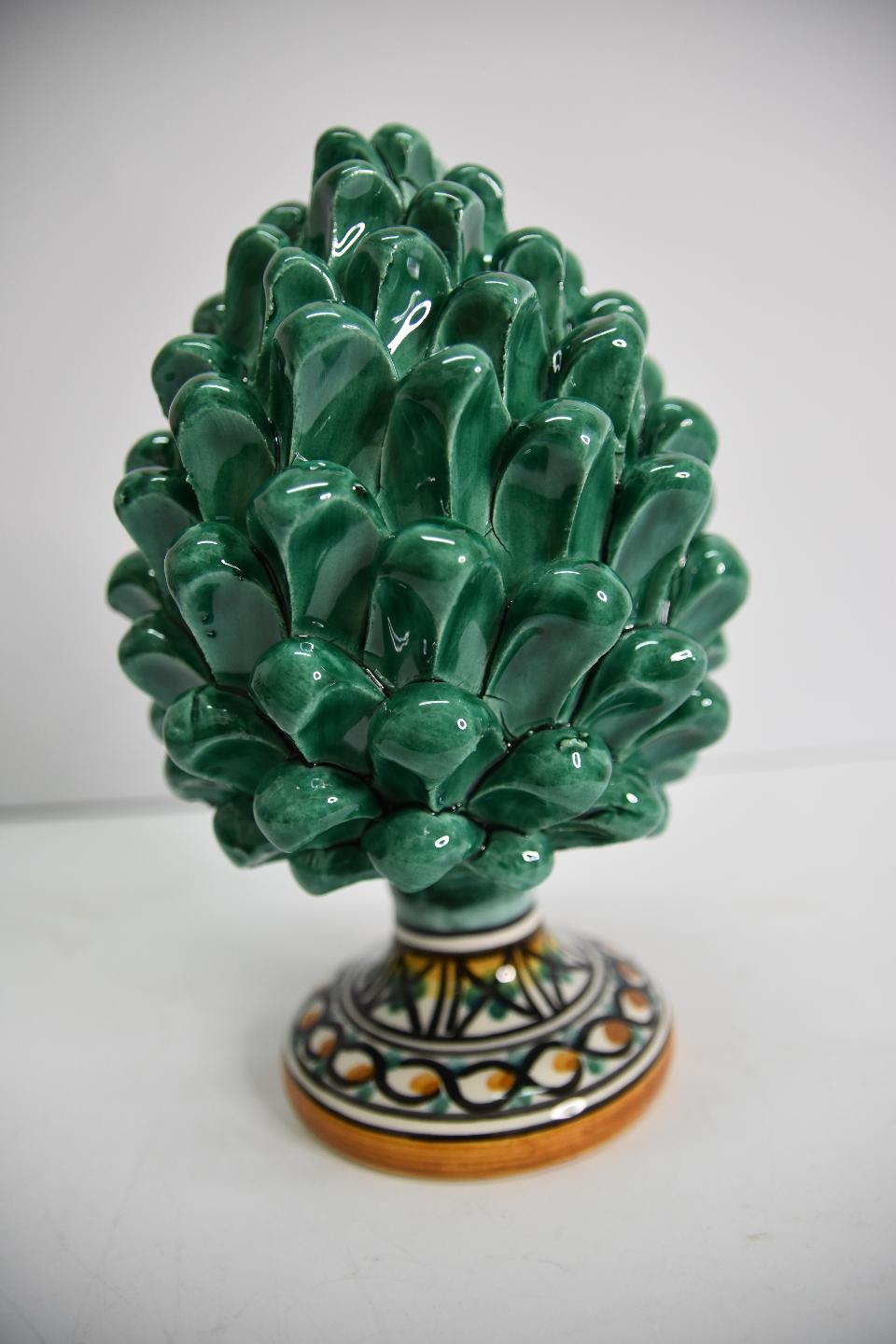 Pigna siciliana in ceramica verde ramino h.20 Produzione artigianale di Caltagirone con piede decorato