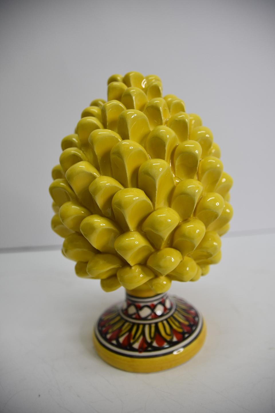 Pigna siciliana in ceramica gialla h.20 cm Produzione artigianale di Caltagirone  con piede decorato