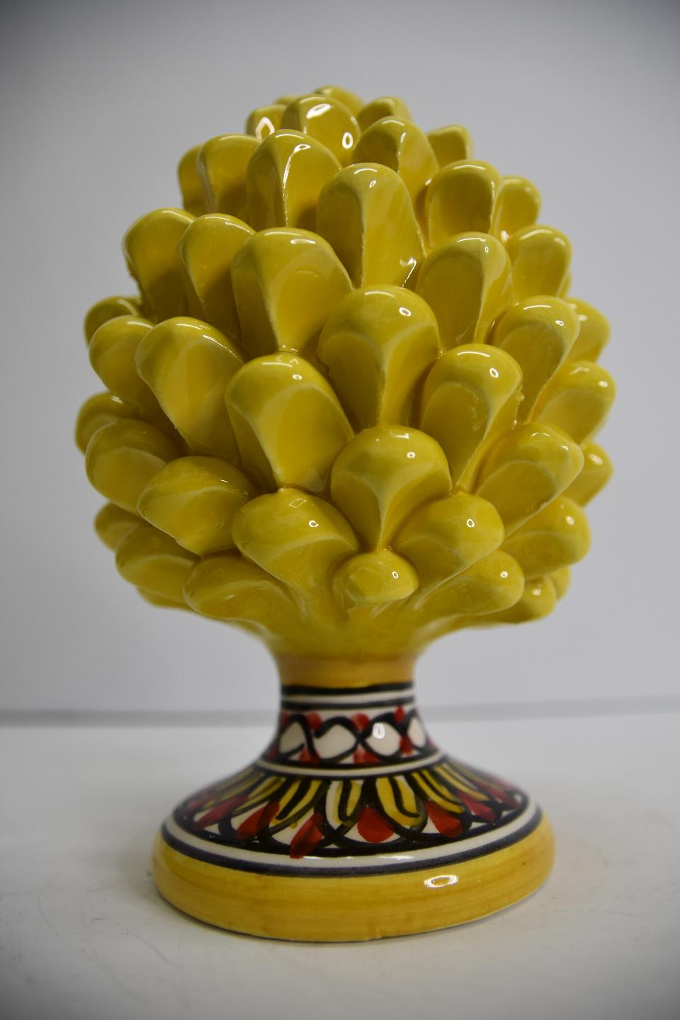 Pigna siciliana in ceramica gialla h.20 cm Produzione artigianale di Caltagirone  con piede decorato