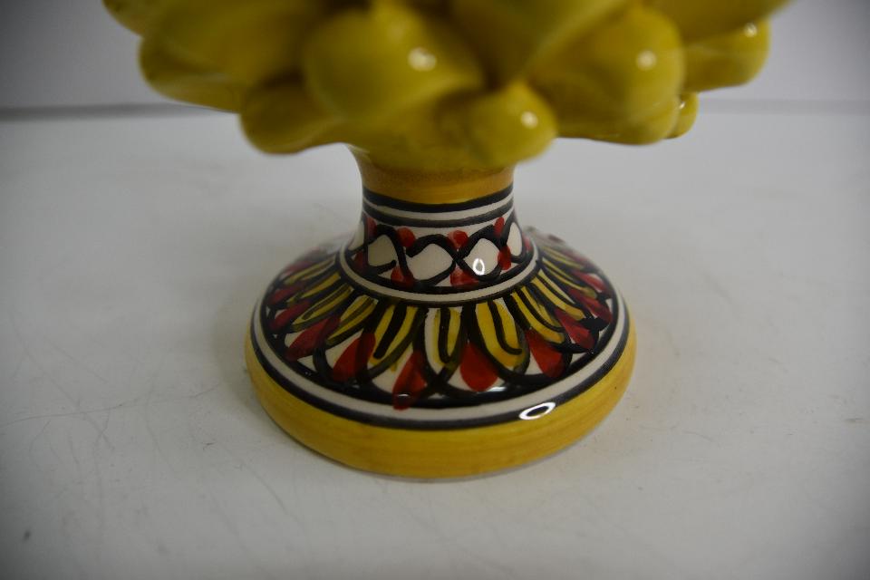 Pigna siciliana in ceramica gialla h.20 cm Produzione artigianale di Caltagirone  con piede decorato