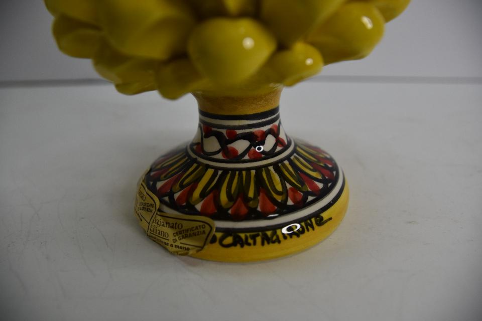 Pigna siciliana in ceramica gialla h.20 cm Produzione artigianale di Caltagirone  con piede decorato