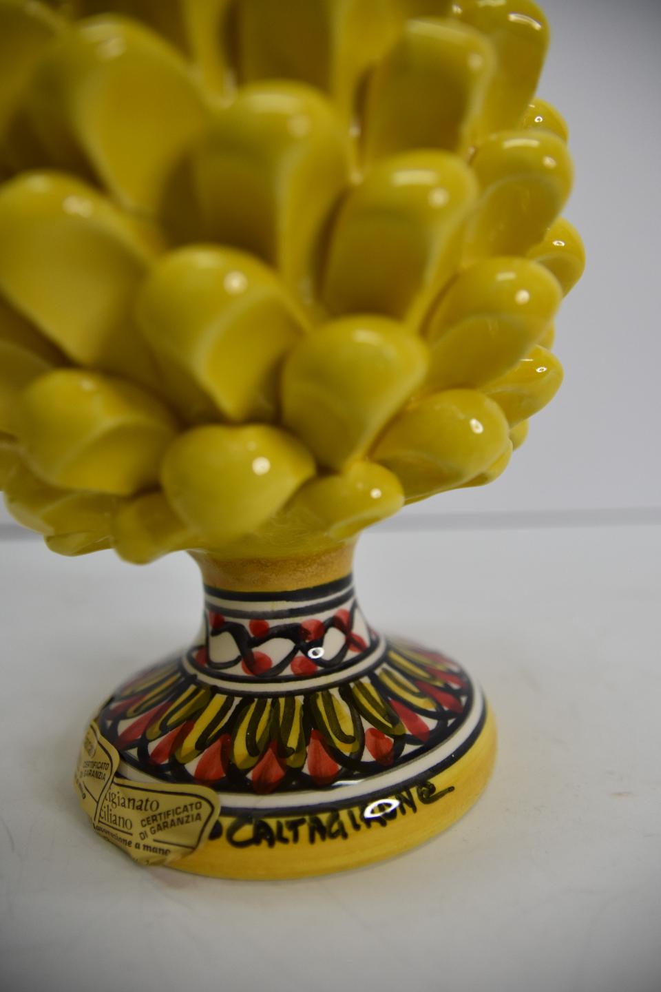 Pigna siciliana in ceramica gialla h.20 cm Produzione artigianale di Caltagirone  con piede decorato