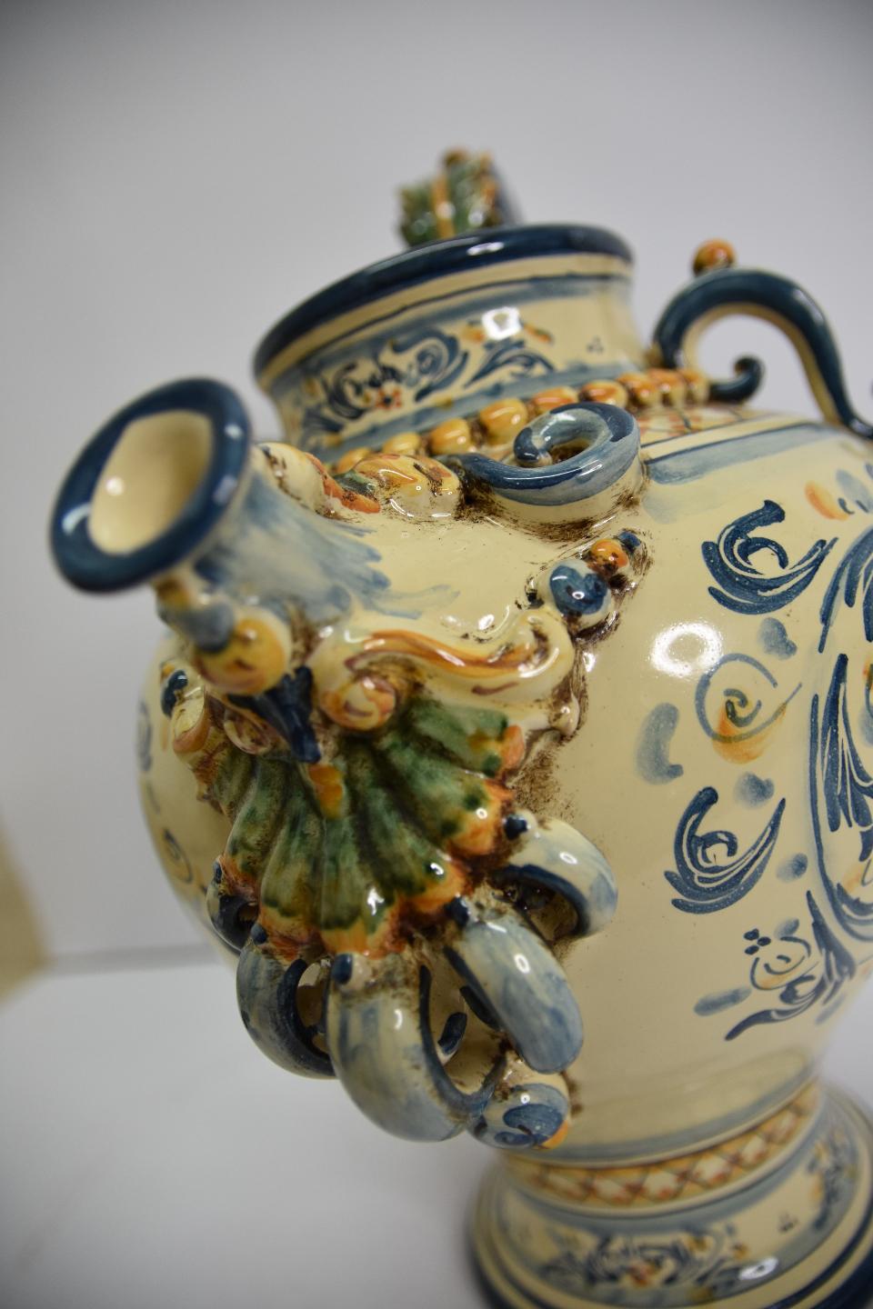 Versatoio in ceramica Produzione artigianale di Caltagirone  h.32