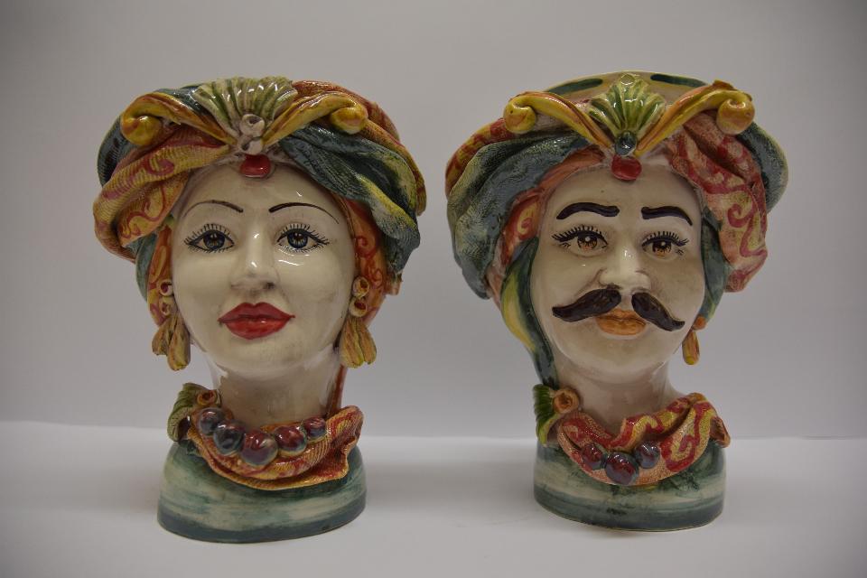 Coppia Teste di moro decoro con turbante rosso verde e giallo Produzione artigianale di Caltagirone h.30cm
