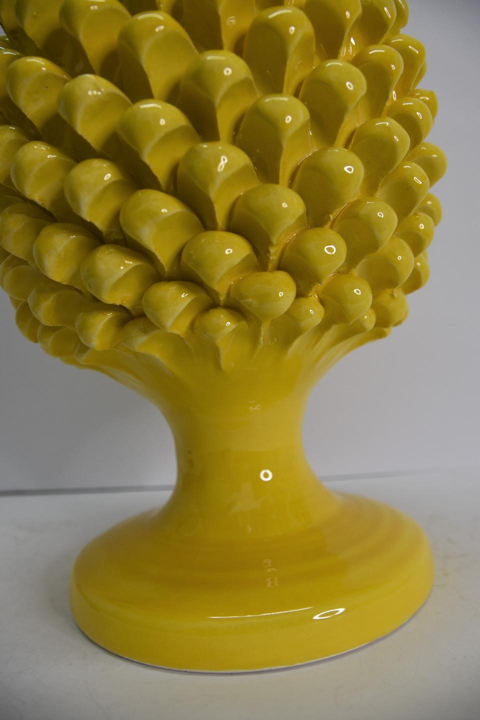 Pigna siciliana in ceramica giallo h.45 cm Produzione artigianale di Caltagirone  tinta unica