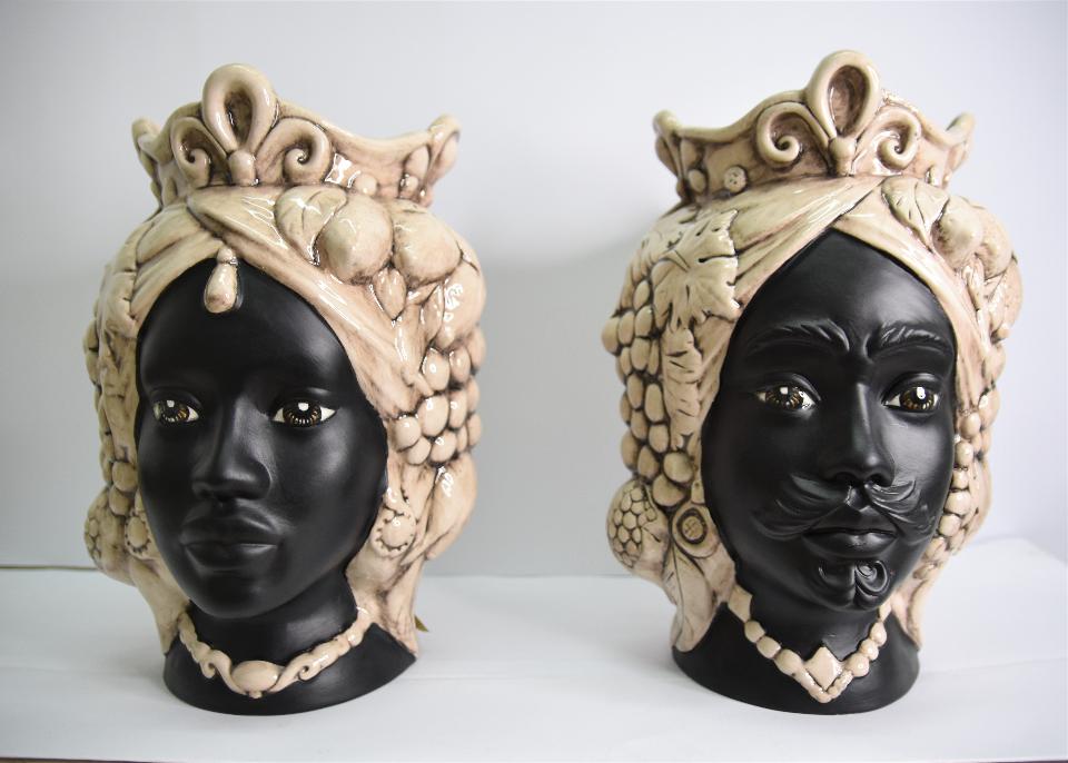 Coppia teste di moro decoro frutta fumé nero satinato Produzione artigianale di Caltagirone h.36 cm