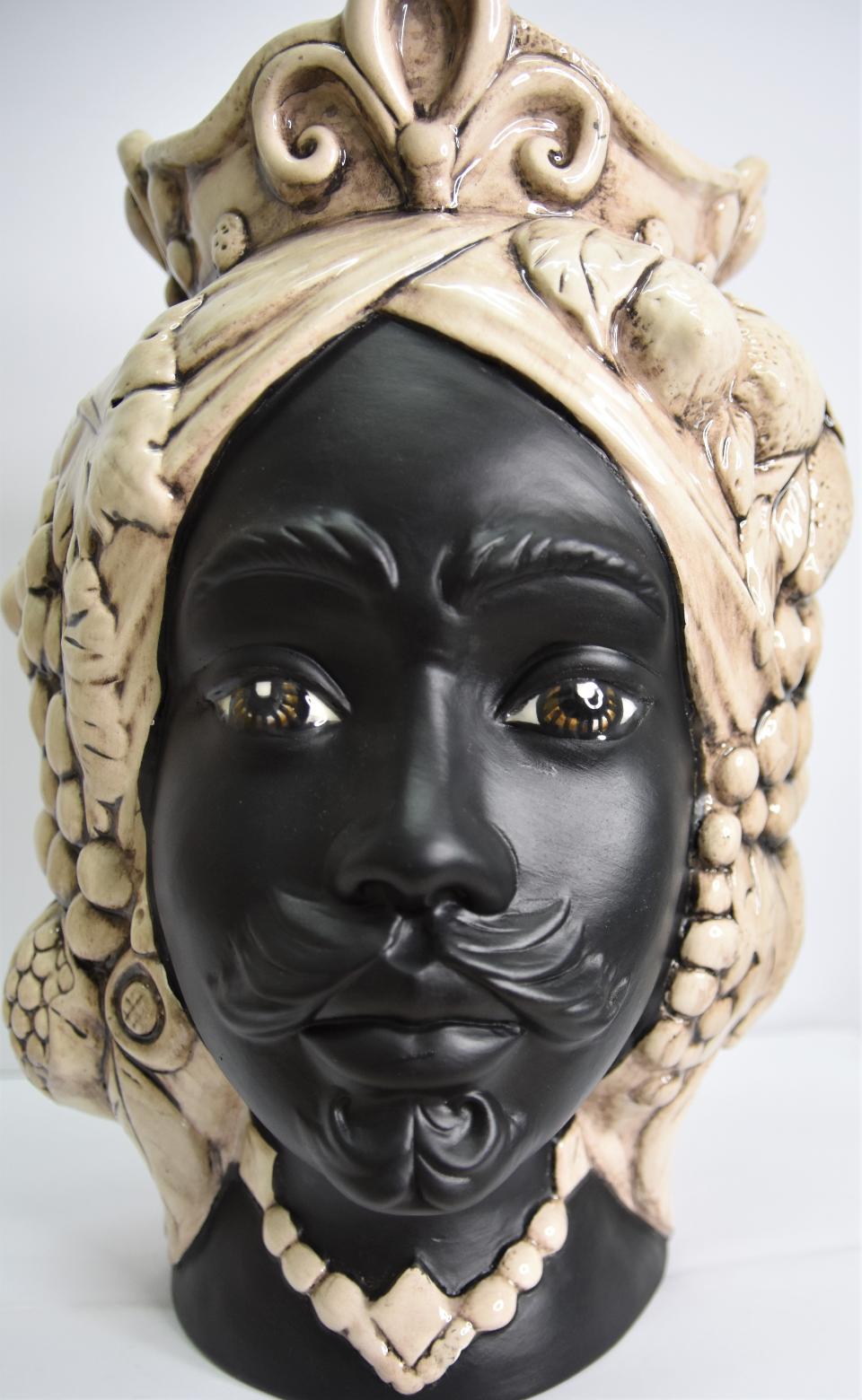 Coppia teste di moro decoro frutta fumé nero satinato Produzione artigianale di Caltagirone h.36 cm