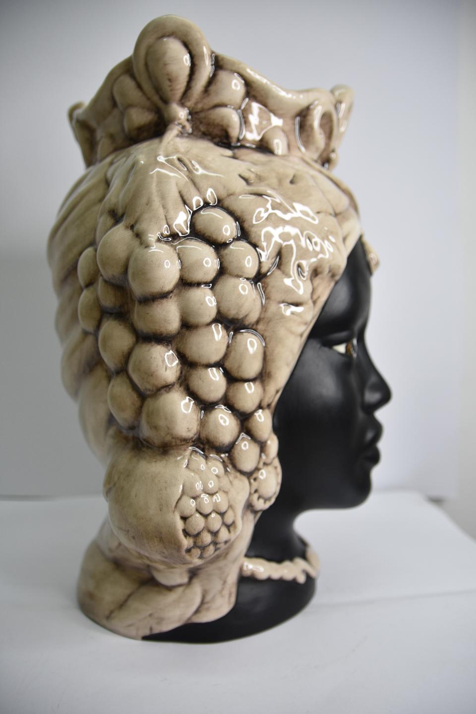 Coppia teste di moro decoro frutta fumé nero satinato Produzione artigianale di Caltagirone h.36 cm