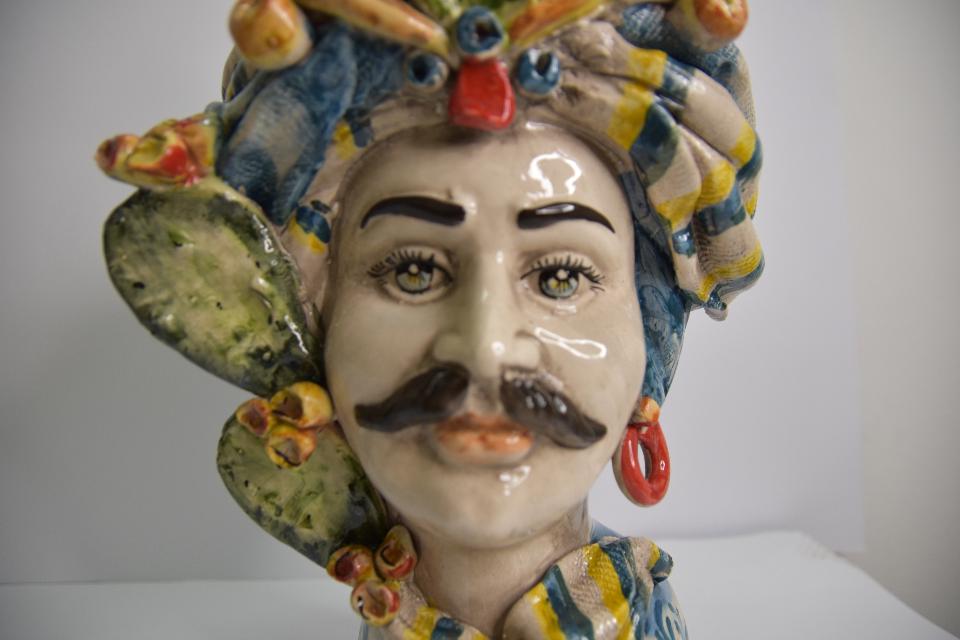 Coppia teste di moro fichi d'india e turbante Produzione artigianale di Caltagirone  h.31 cm