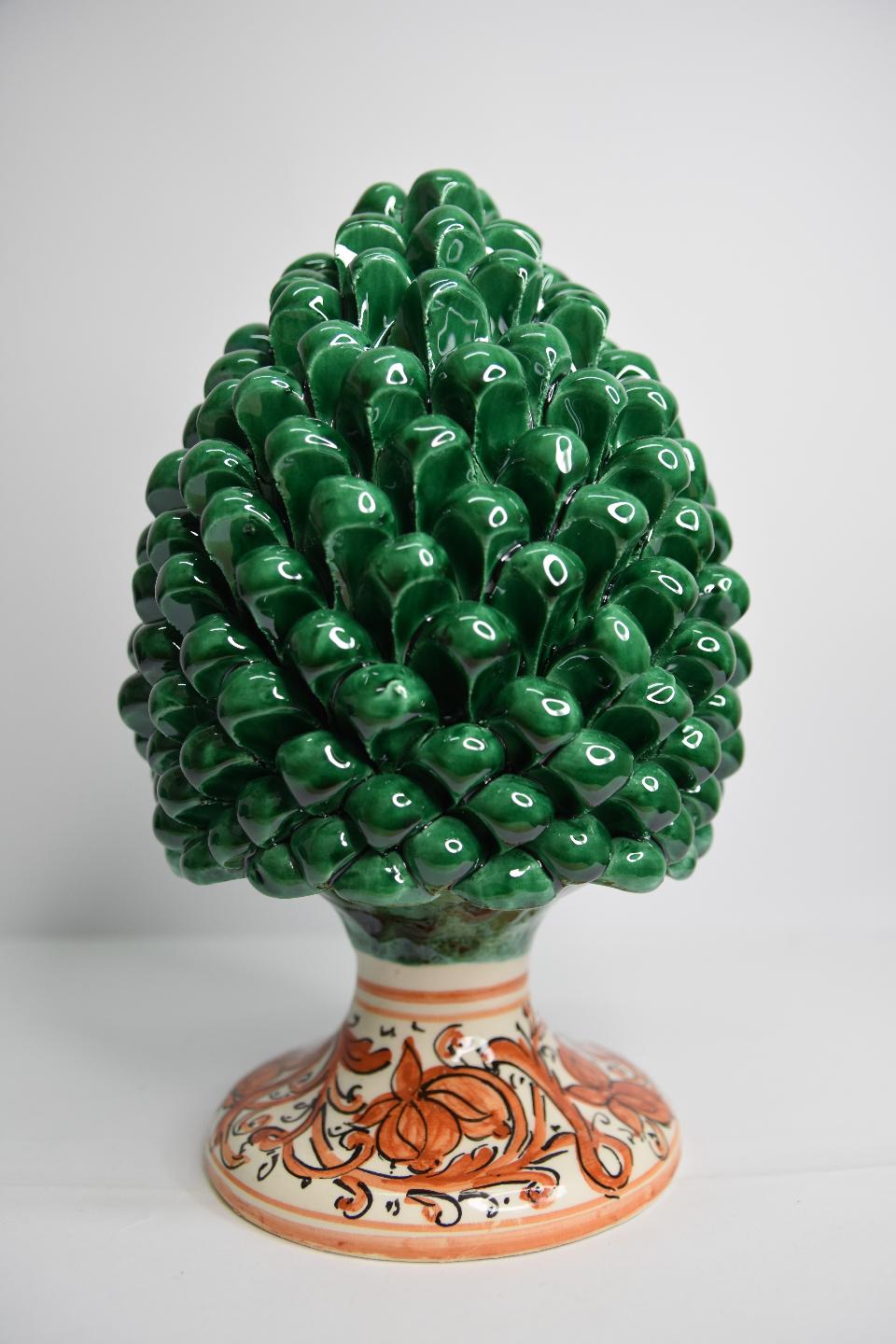 Pigna siciliana in ceramica verde ramina h.25 cm Produzione artigianale di Caltagirone con base decorata