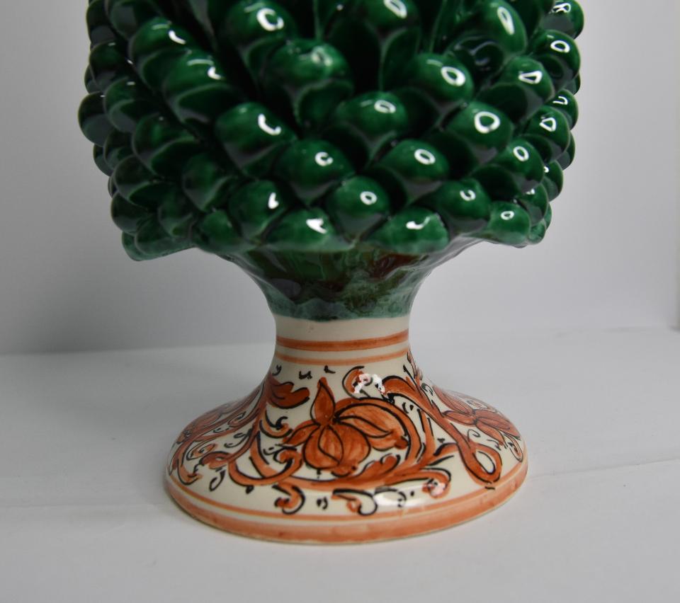 Pigna siciliana in ceramica verde ramina h.25 cm Produzione artigianale di Caltagirone con base decorata