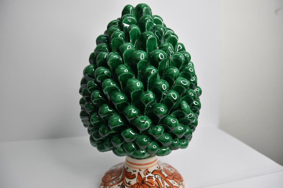 Pigna siciliana in ceramica verde ramina h.25 cm Produzione artigianale di Caltagirone con base decorata