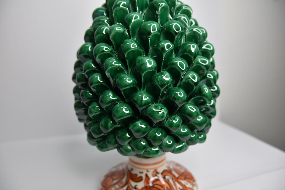 Pigna siciliana in ceramica verde ramina h.25 cm Produzione artigianale di Caltagirone con base decorata