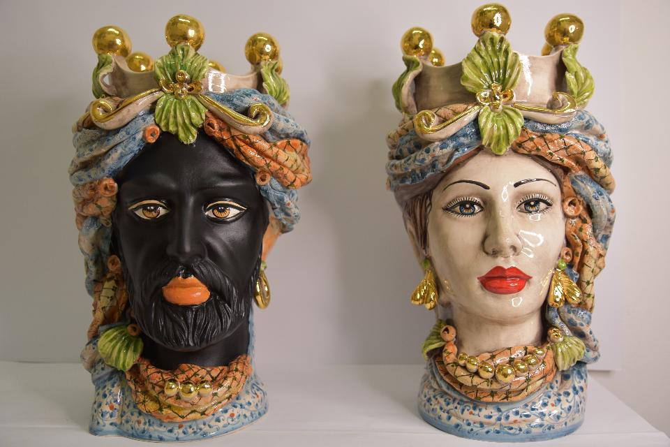 Coppia Teste di moro decoro con corona e turbante Produzione artigianale di Caltagirone h. 40 cm