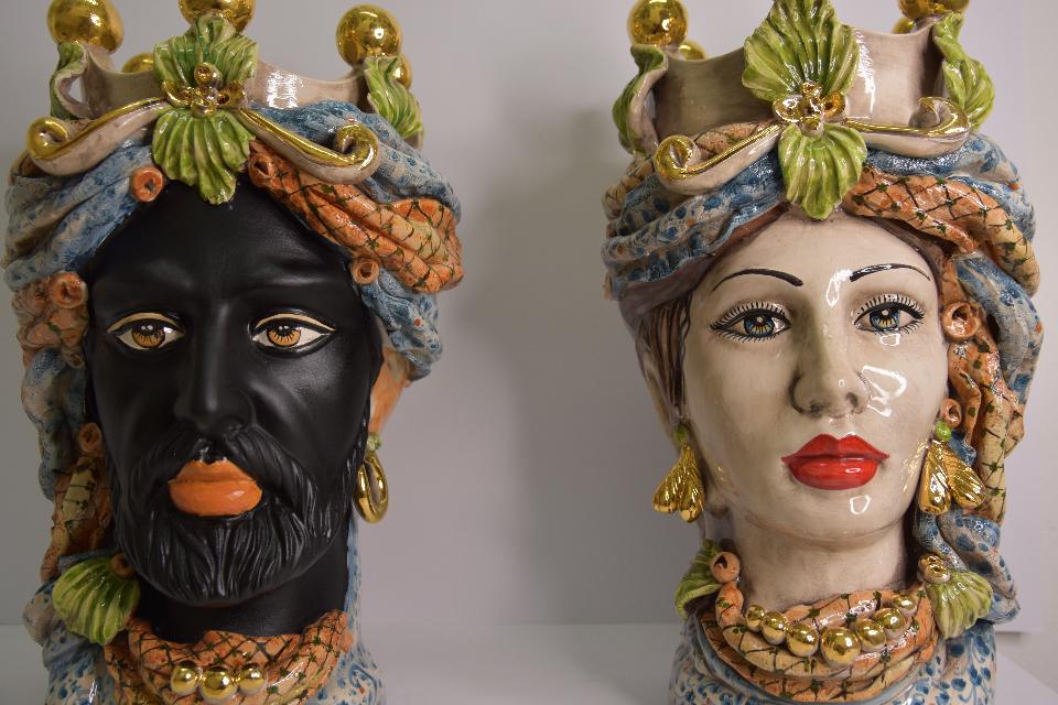 Coppia Teste di moro decoro con corona e turbante Produzione artigianale di Caltagirone h. 40 cm