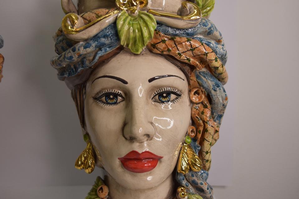 Coppia Teste di moro decoro con corona e turbante Produzione artigianale di Caltagirone h. 40 cm