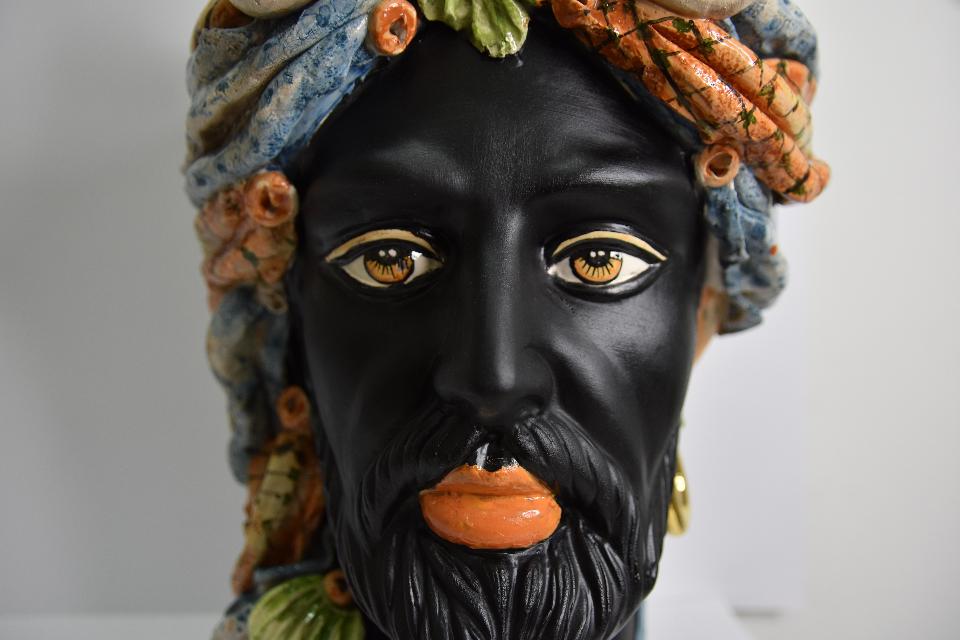 Coppia Teste di moro decoro con corona e turbante Produzione artigianale di Caltagirone h. 40 cm