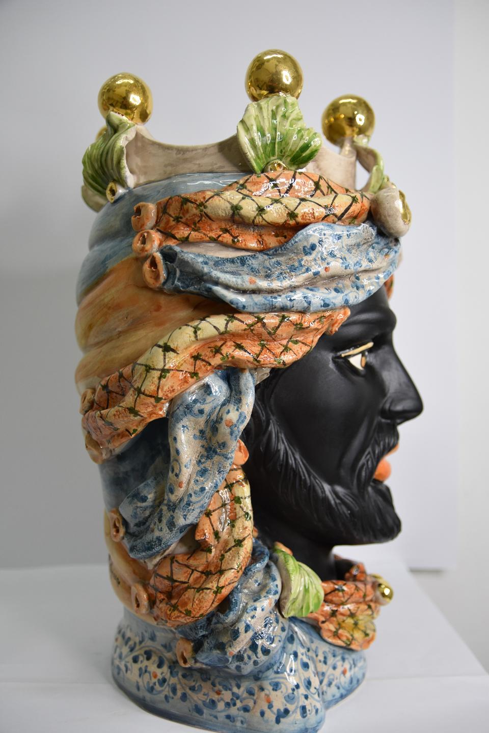 Coppia Teste di moro decoro con corona e turbante Produzione artigianale di Caltagirone h. 40 cm