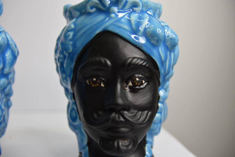 Coppia Teste di moro moderne con frutta h.15 cm Produzione artigianale di Caltagirone nero opaco