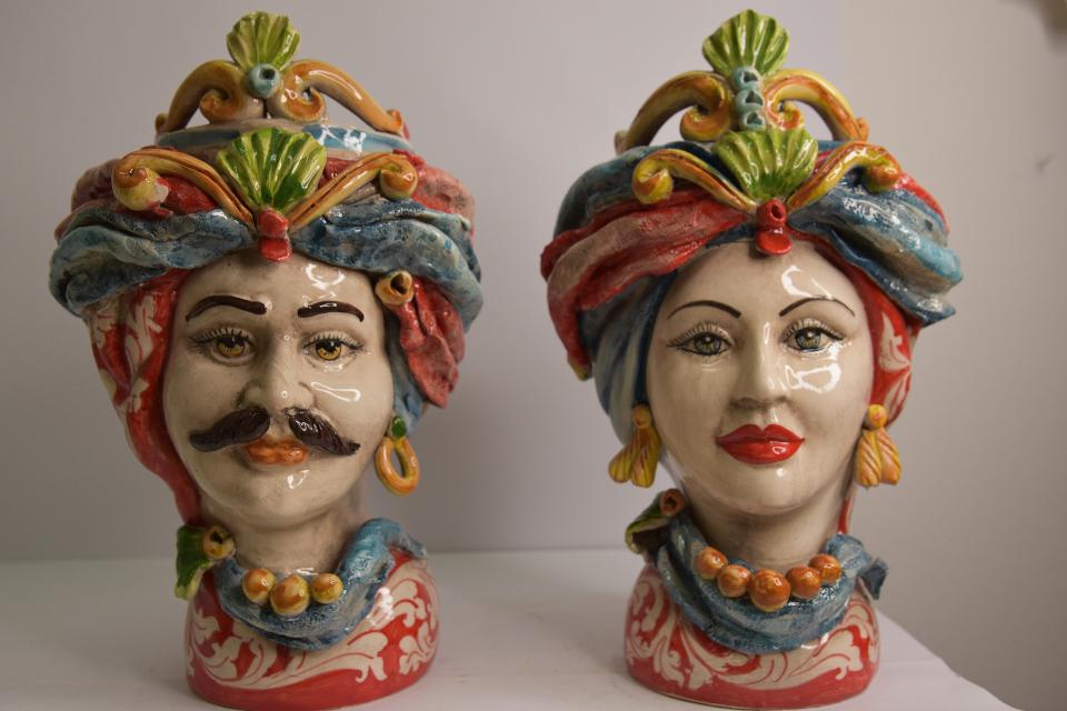 Coppia teste di moro con turbante decoro rosso e blu ornato Produzione artigianale di Caltagirone h.30cm