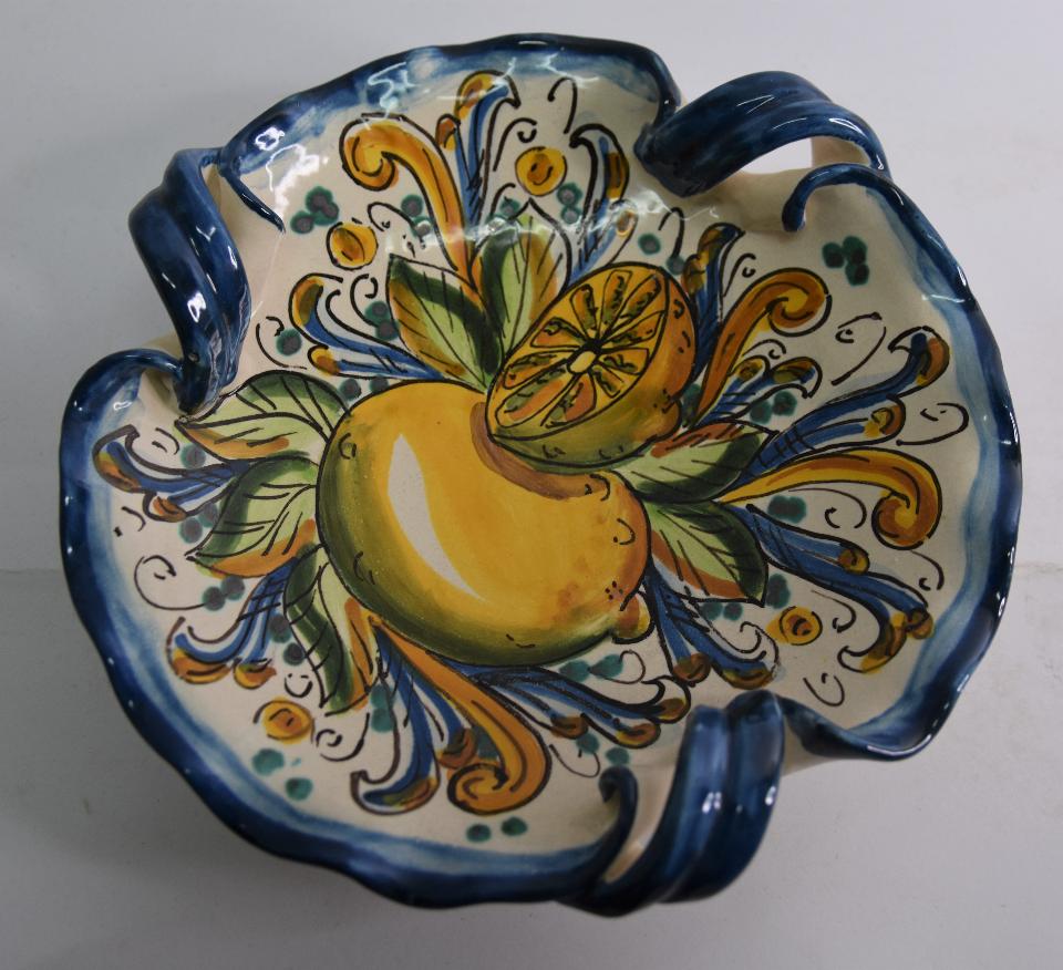 Svuota tasche/Porta caramelle in ceramica  Produzione artigianale di Caltagirone  smerlato con manici