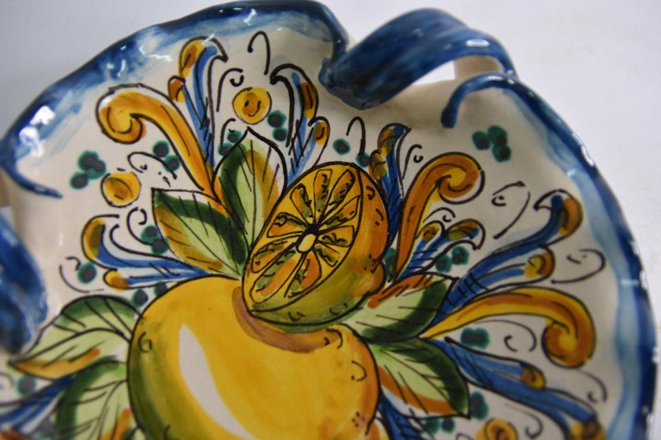 Svuota tasche/Porta caramelle in ceramica  Produzione artigianale di Caltagirone  smerlato con manici