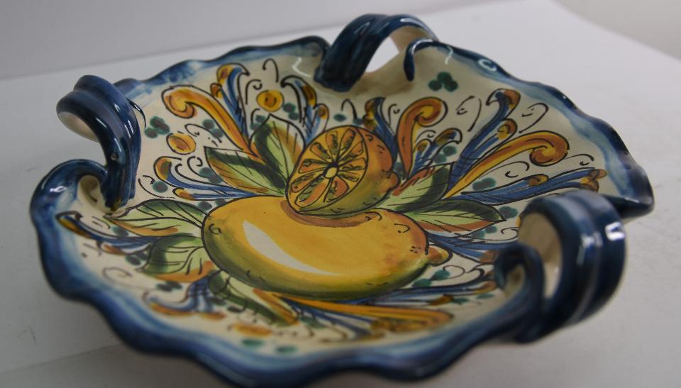 Svuota tasche/Porta caramelle in ceramica  Produzione artigianale di Caltagirone  smerlato con manici