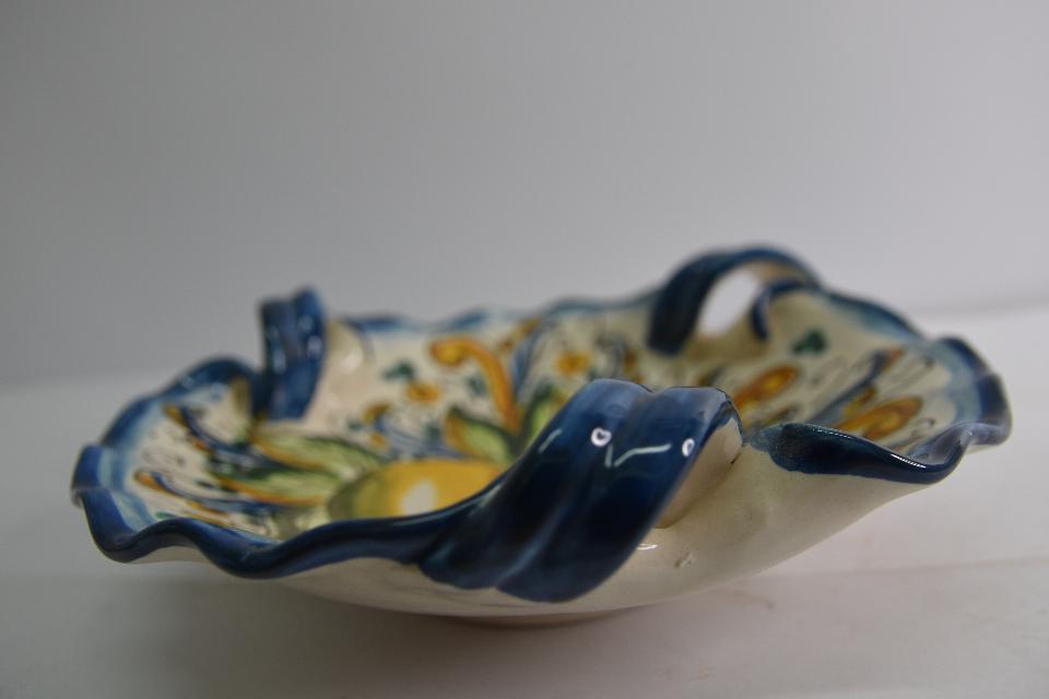 Svuota tasche/Porta caramelle in ceramica  Produzione artigianale di Caltagirone  smerlato con manici