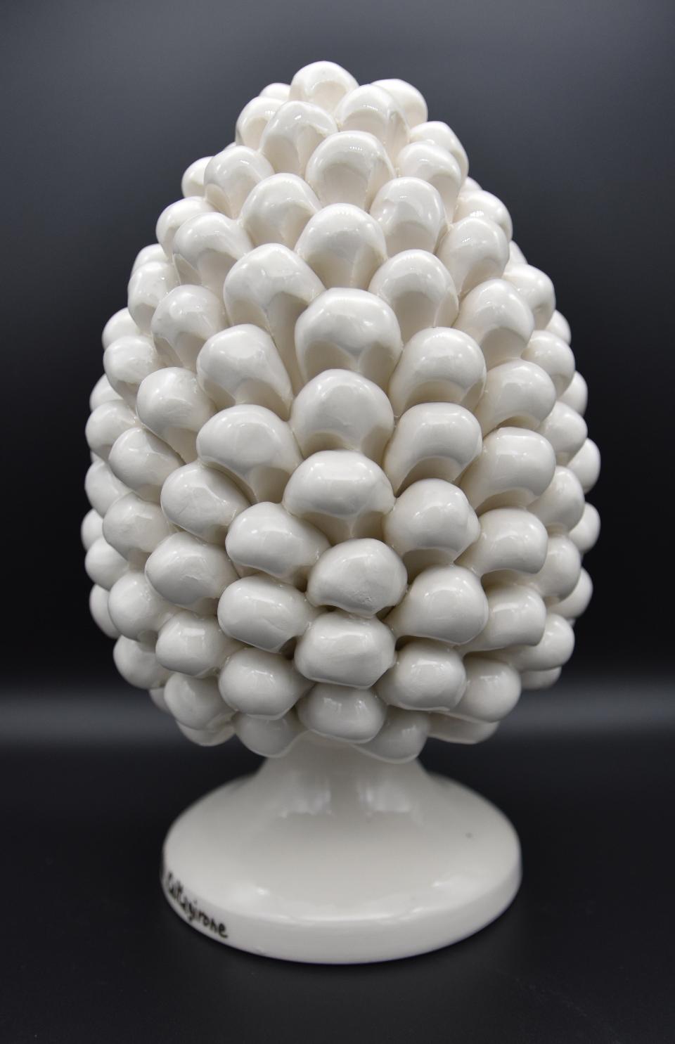 Pigna siciliana in ceramica design moderno h.25 cm Produzione artigianale di Caltagirone monocolore