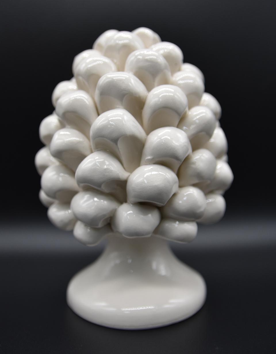 Pigna siciliana in ceramica bianco/bianco antico Produzione artigianale di Caltagirone h.15 cm