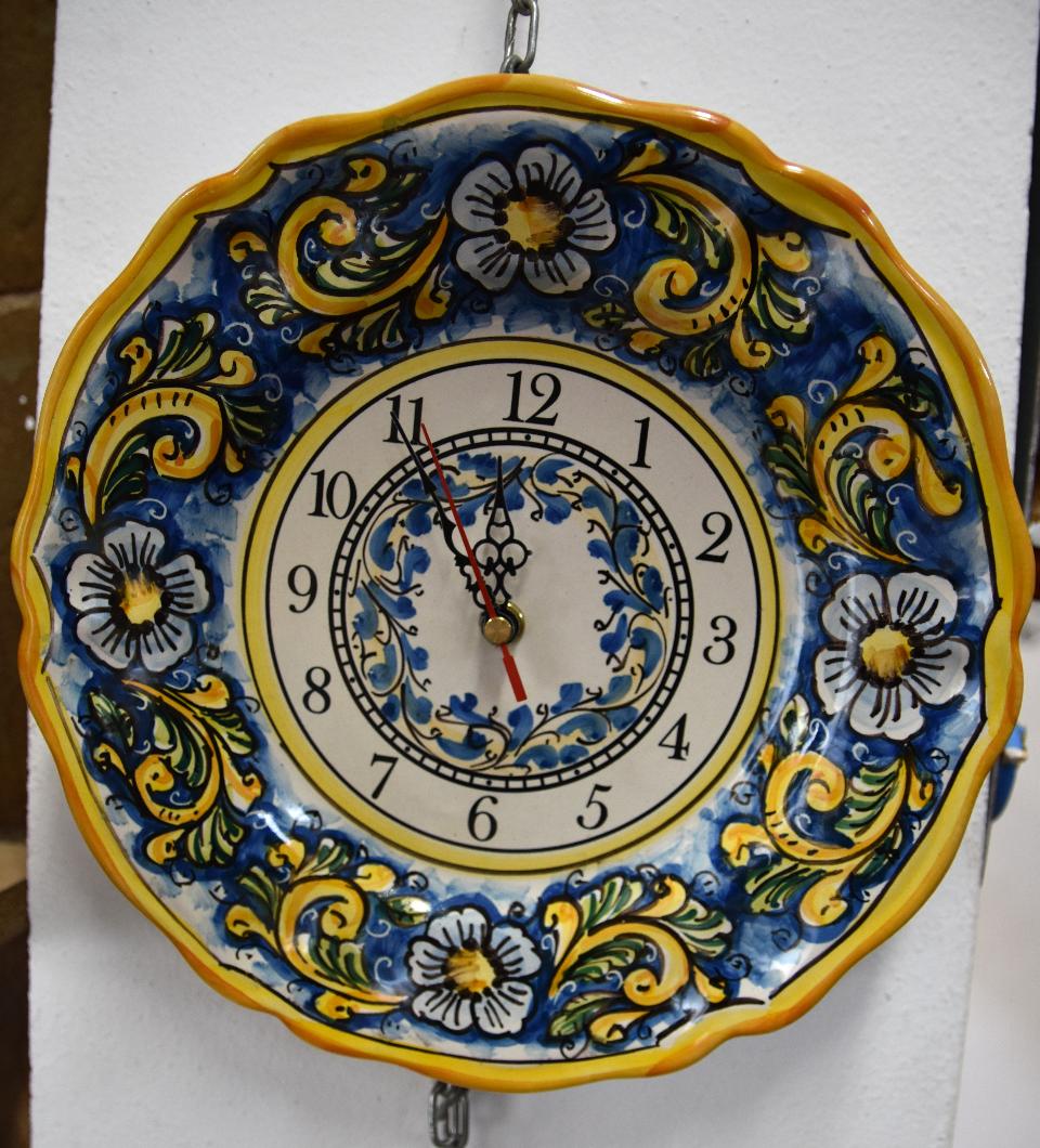 Orologio da parete in ceramica smerlato Produzione artigianale di Santo Stefano di Camastra Diametro 25cm