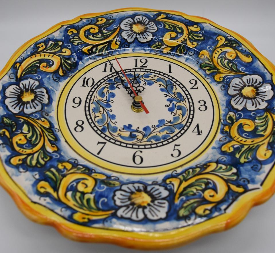 Orologio da parete in ceramica smerlato Produzione artigianale di Santo Stefano di Camastra Diametro 25cm
