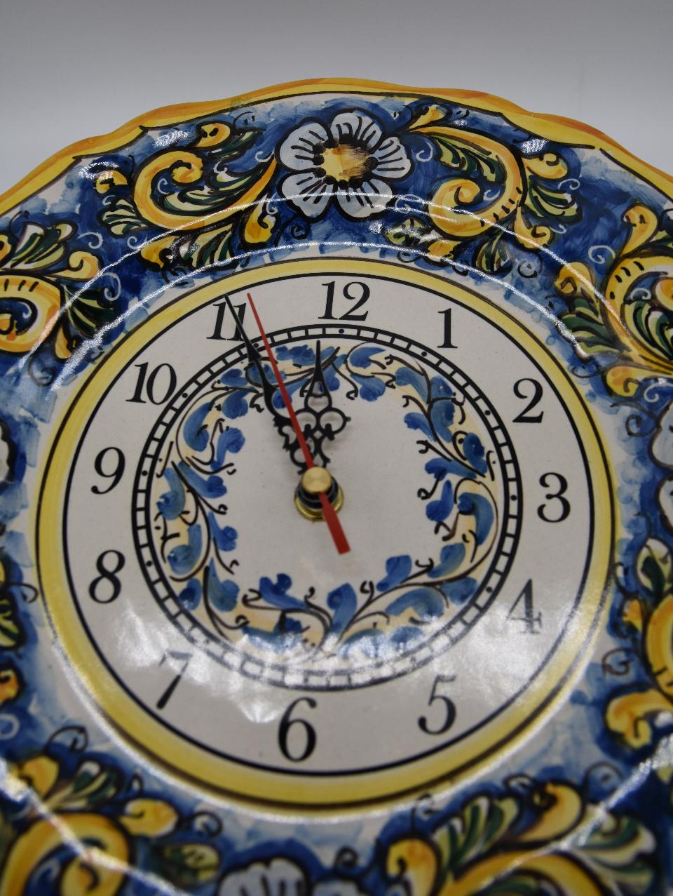 Orologio da parete in ceramica smerlato Produzione artigianale di Santo Stefano di Camastra Diametro 25cm