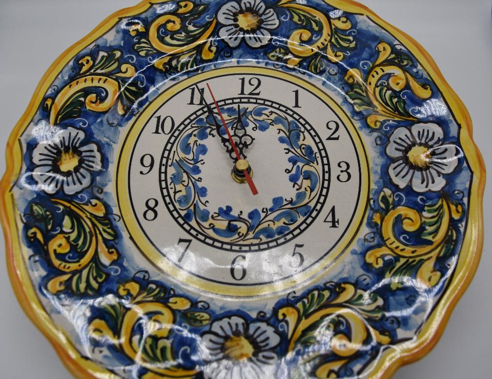 Orologio da parete in ceramica smerlato Produzione artigianale di Santo Stefano di Camastra Diametro 25cm