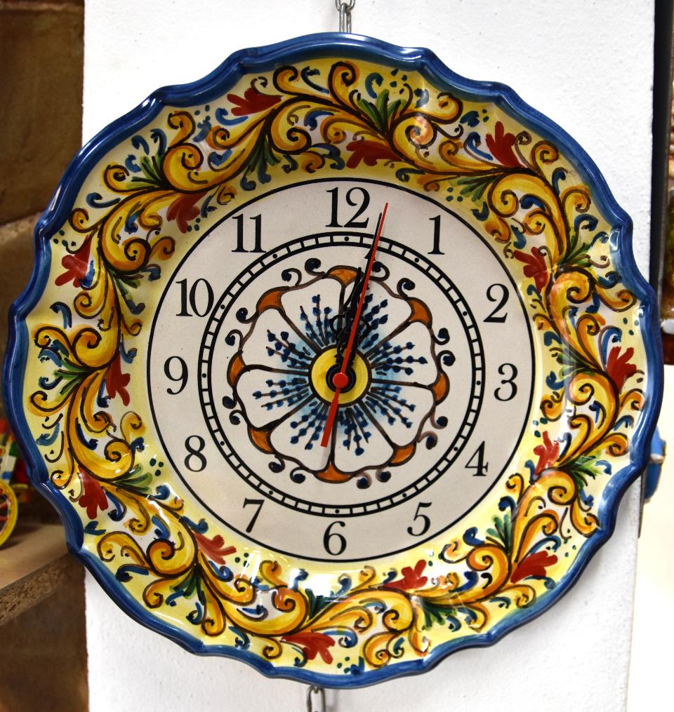 Orologio da parete in ceramica smerlato Produzione artigianale di Santo Stefano di Camastra Diametro 30cm