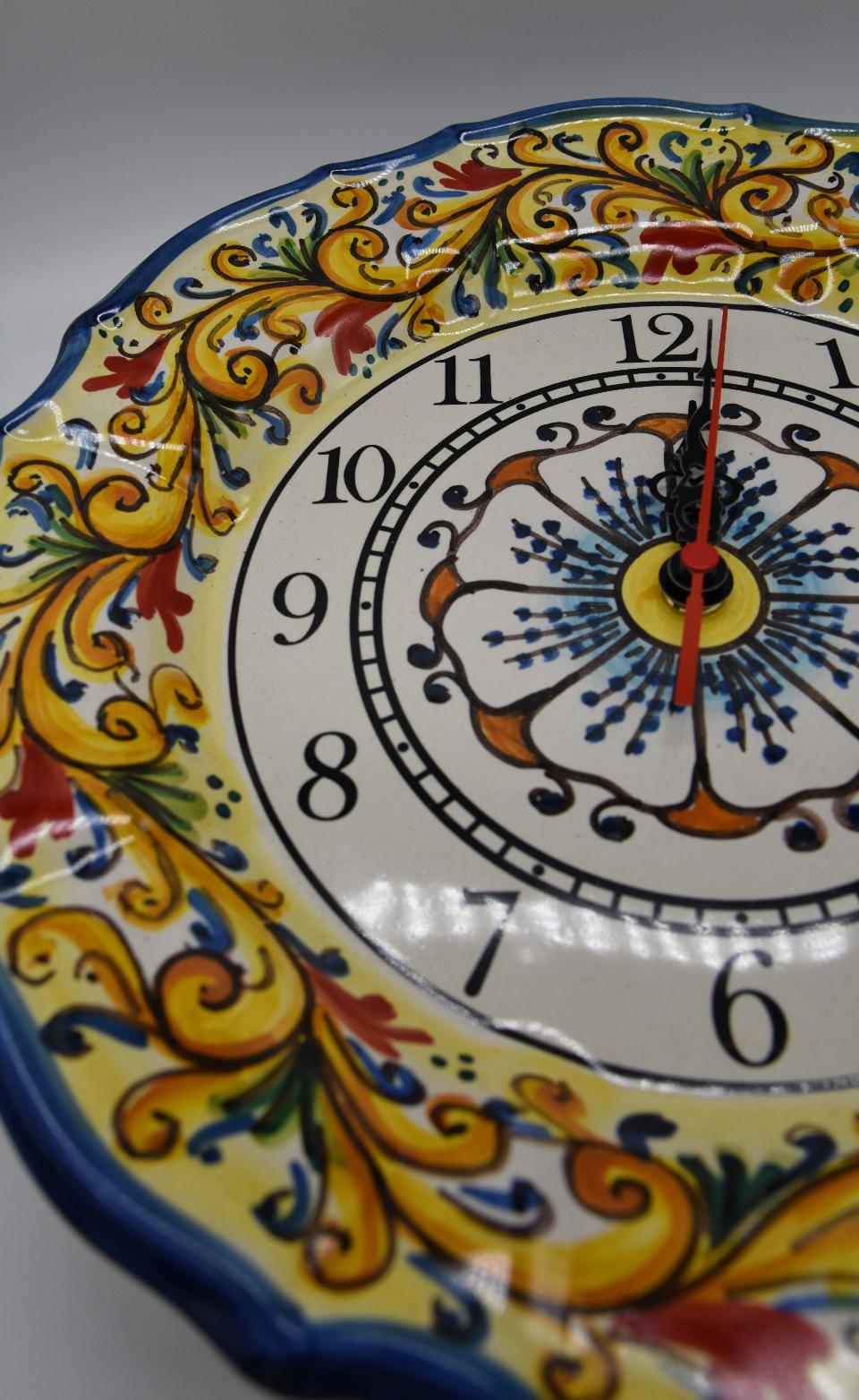 Orologio da parete in ceramica smerlato Produzione artigianale di Santo Stefano di Camastra Diametro 30cm