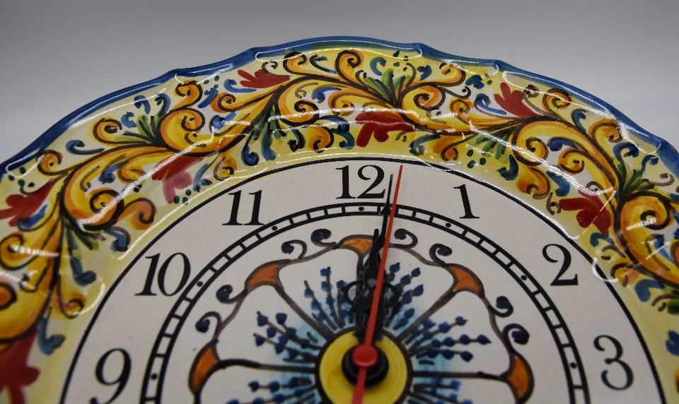 Orologio da parete in ceramica smerlato Produzione artigianale di Santo Stefano di Camastra Diametro 30cm