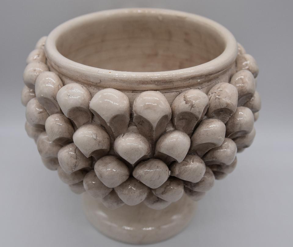 Mezza pigna h.15 cm bianco antico vaso porta pianta Produzione artigianale di Caltagirone con alzata